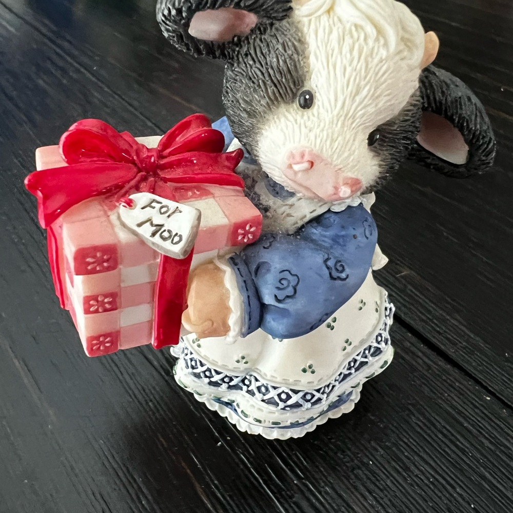 Mary’s Moo Moos “A Gift For Moo” Cow Figurine
